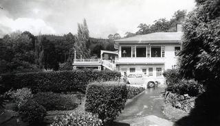 Warburton Chalet - Outside with vintage car